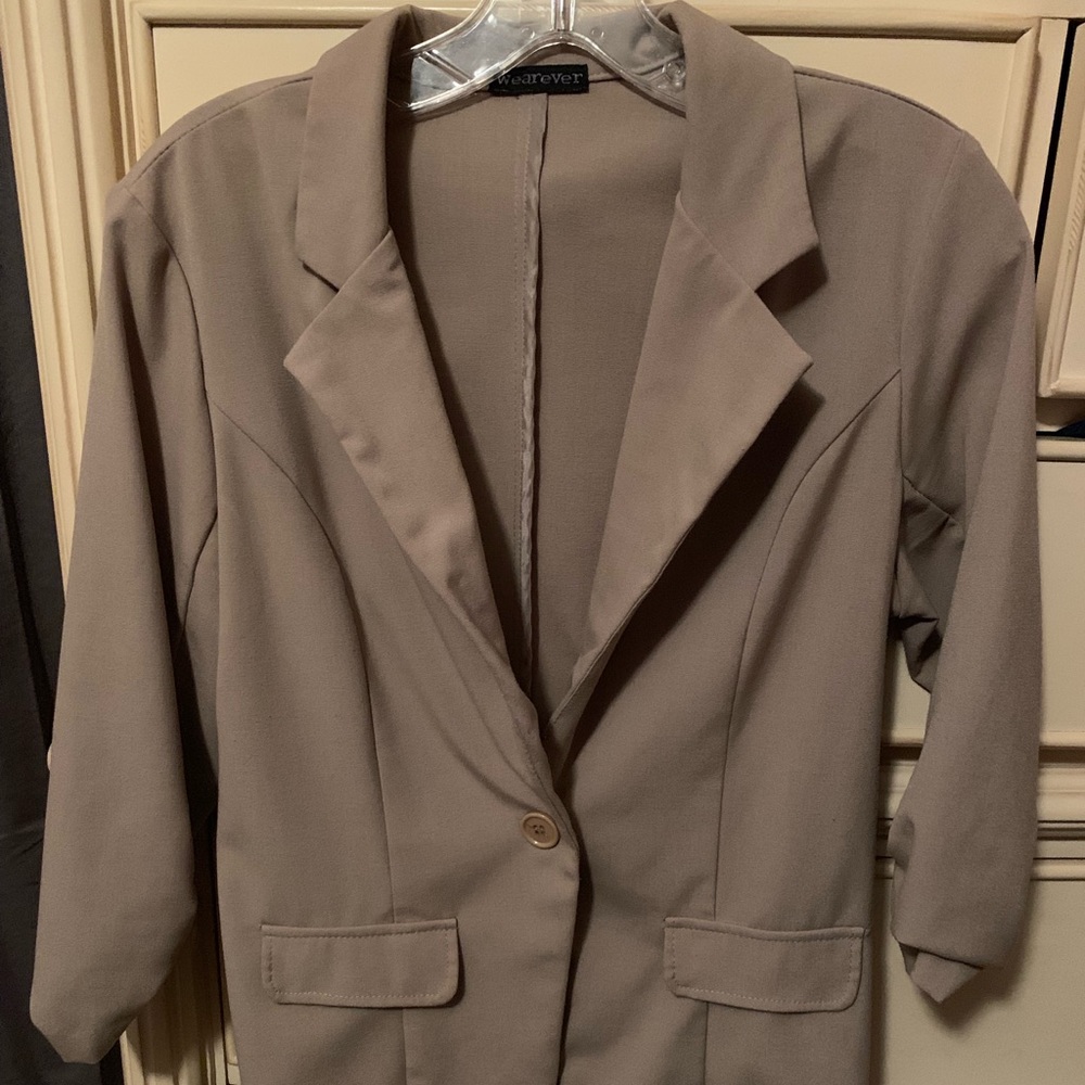 Large tan cropped arm blazer